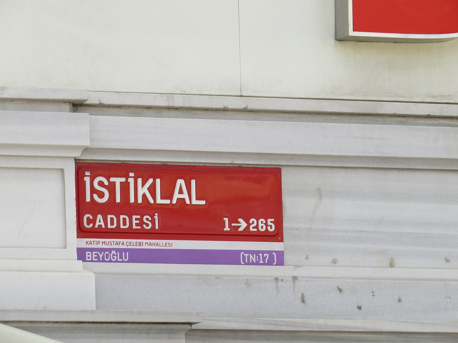 Mensen lopen over de Istiklal-straat in Istanbul