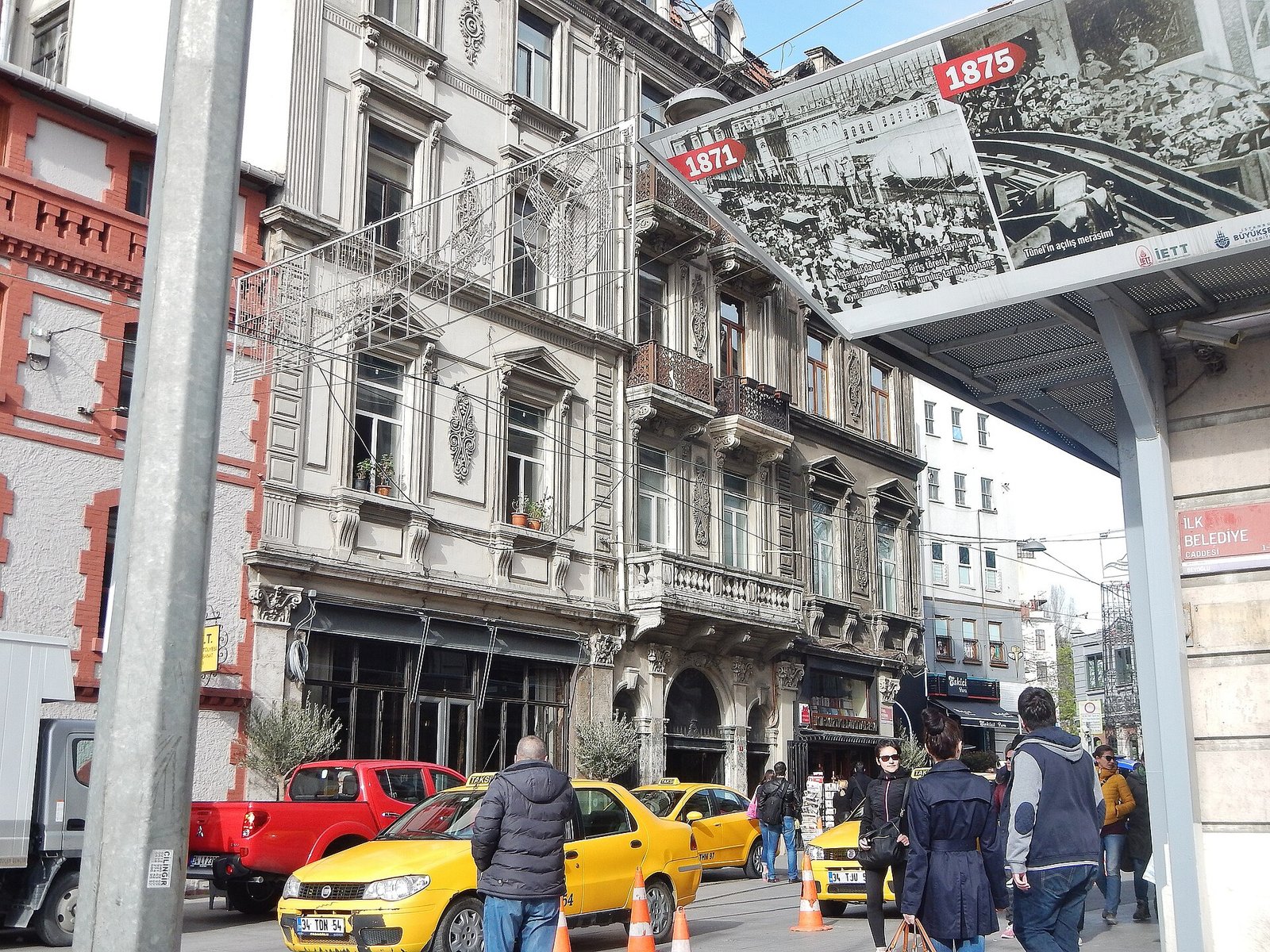 Een straat in Beyoglu met kleine hotels en cafes