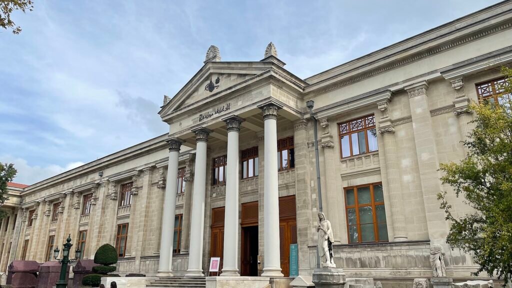 Neoklassieke gevel van het Archeologisch Museum van Istanbul bij Gulhane Park