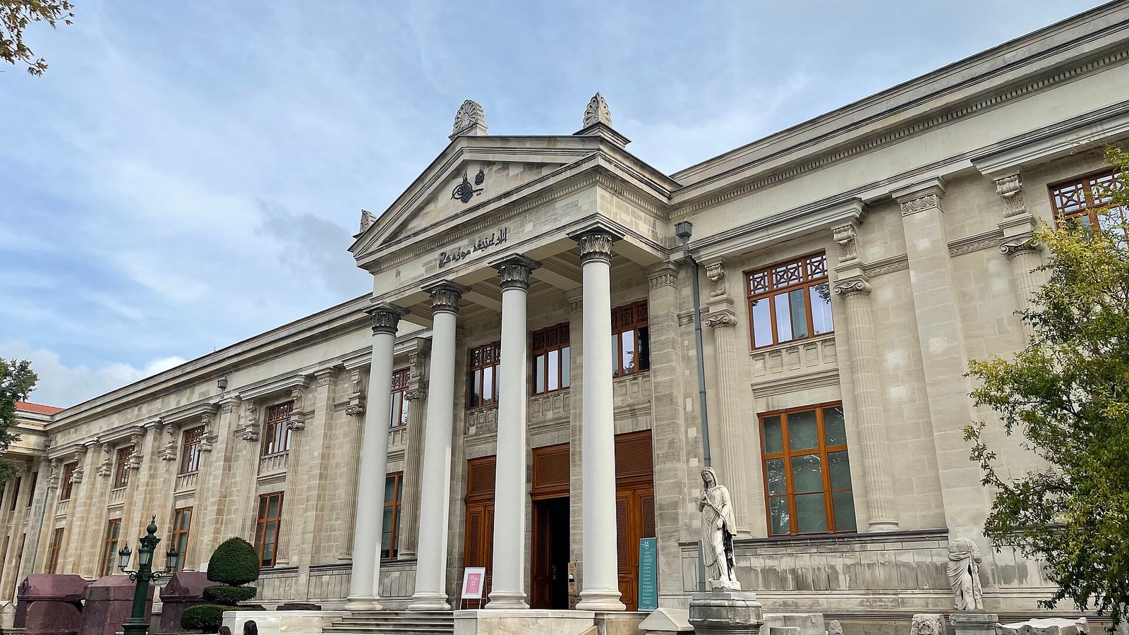 Neoklassieke gevel van het Archeologisch Museum van Istanbul bij Gulhane Park