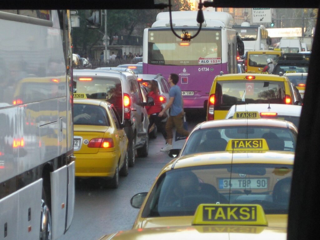 Lange rijen auto's in de file op een brede stadsweg in Istanbul