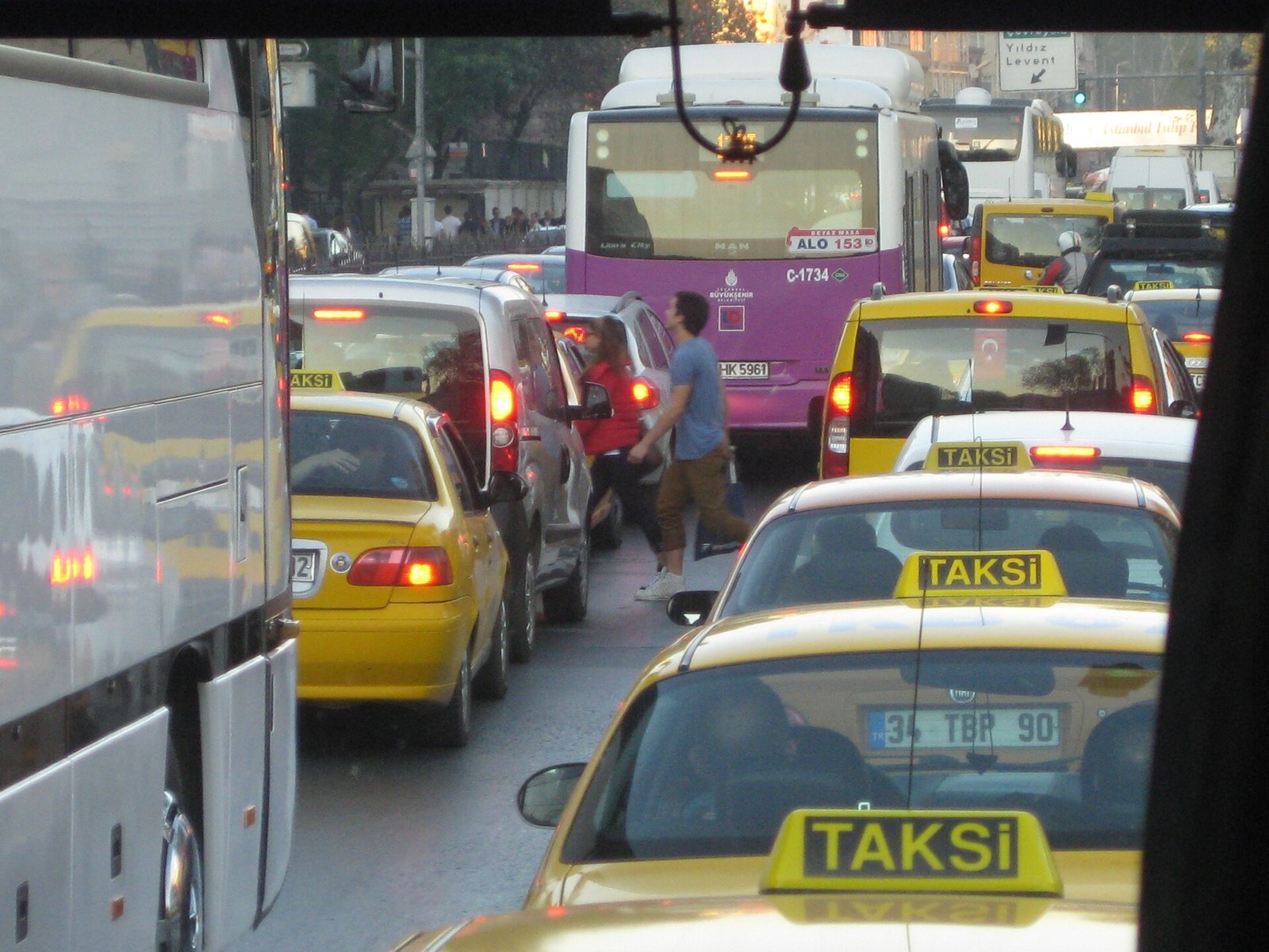 Lange rijen auto's in de file op een brede stadsweg in Istanbul
