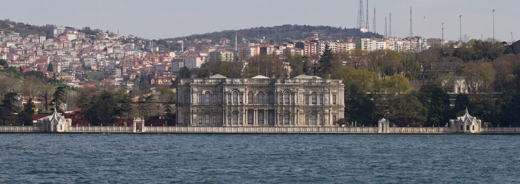 Witte gevel van het Beylerbeyi Paleis aan de oever van de Bosporus