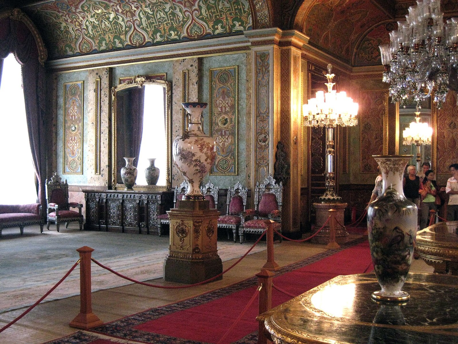 Rijk versierde zaal met kroonluchter en marmeren vloer in een Ottomaans paleis