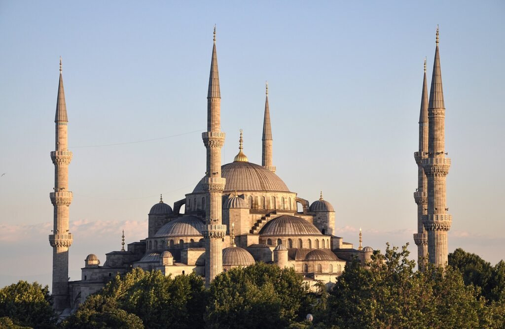 De Sultan Ahmet Moskee met zes minaretten en grote koepels in Istanbul