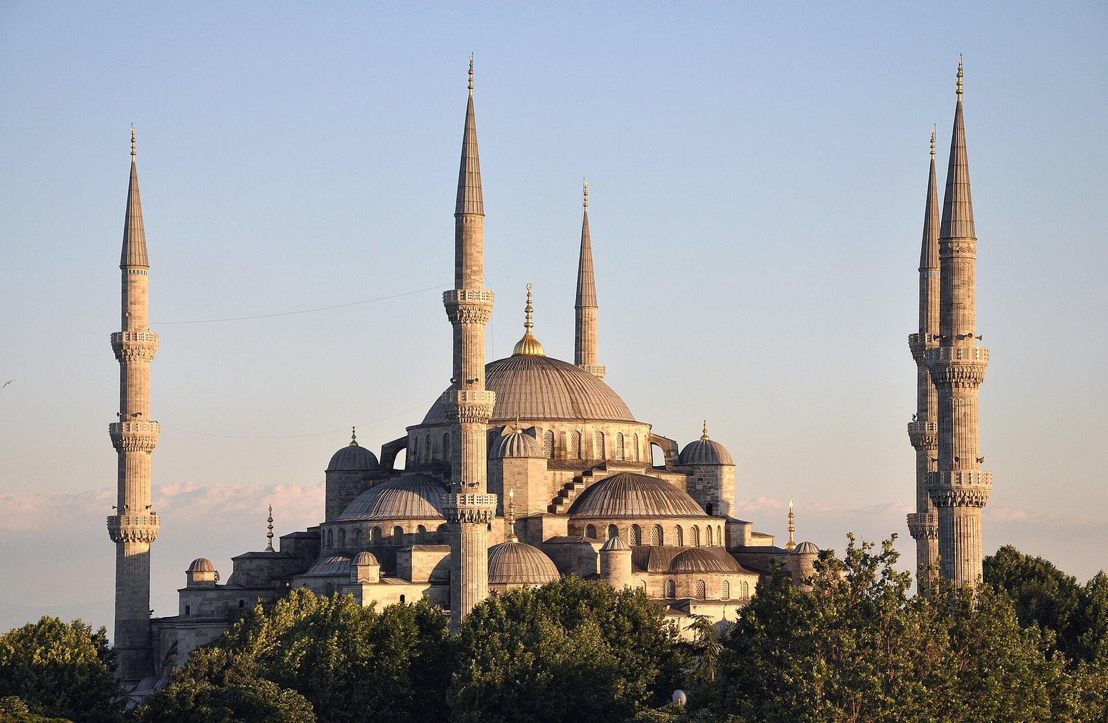 De Sultan Ahmet Moskee met zes minaretten en grote koepels in Istanbul