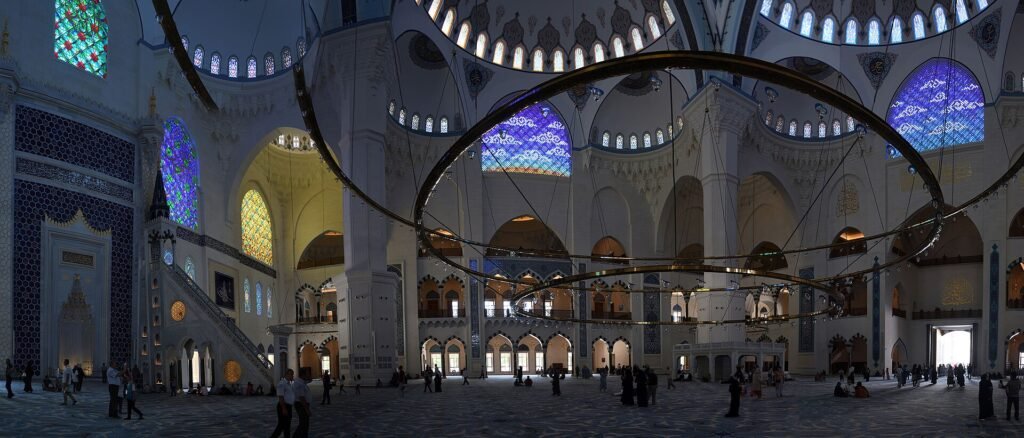 De grote Camlica Moskee met zes minaretten op een heuvel boven Istanbul