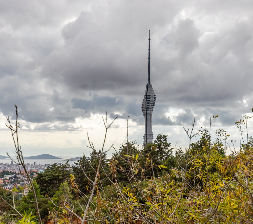 Camlica Toren steekt boven de heuvels van de Aziatische kant van Istanbul uit
