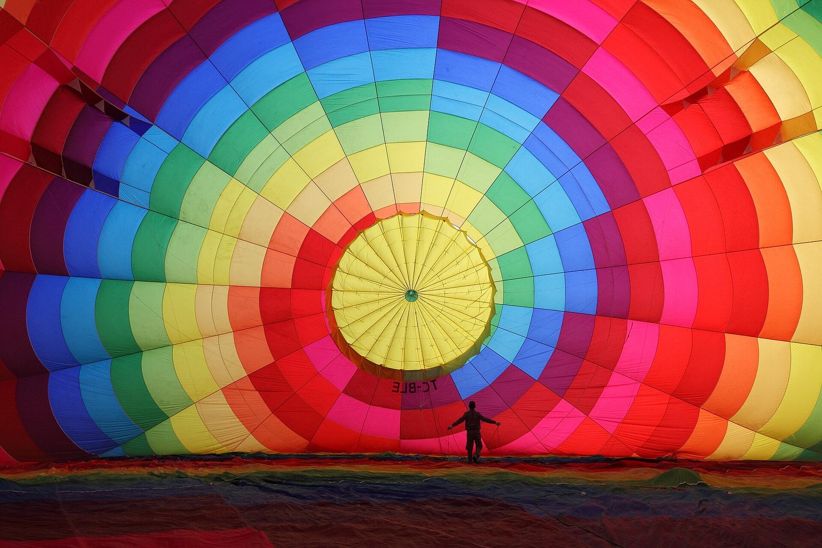 Tientallen ballonnen zweven bij zonsopgang boven de rotsformaties van Cappadocie