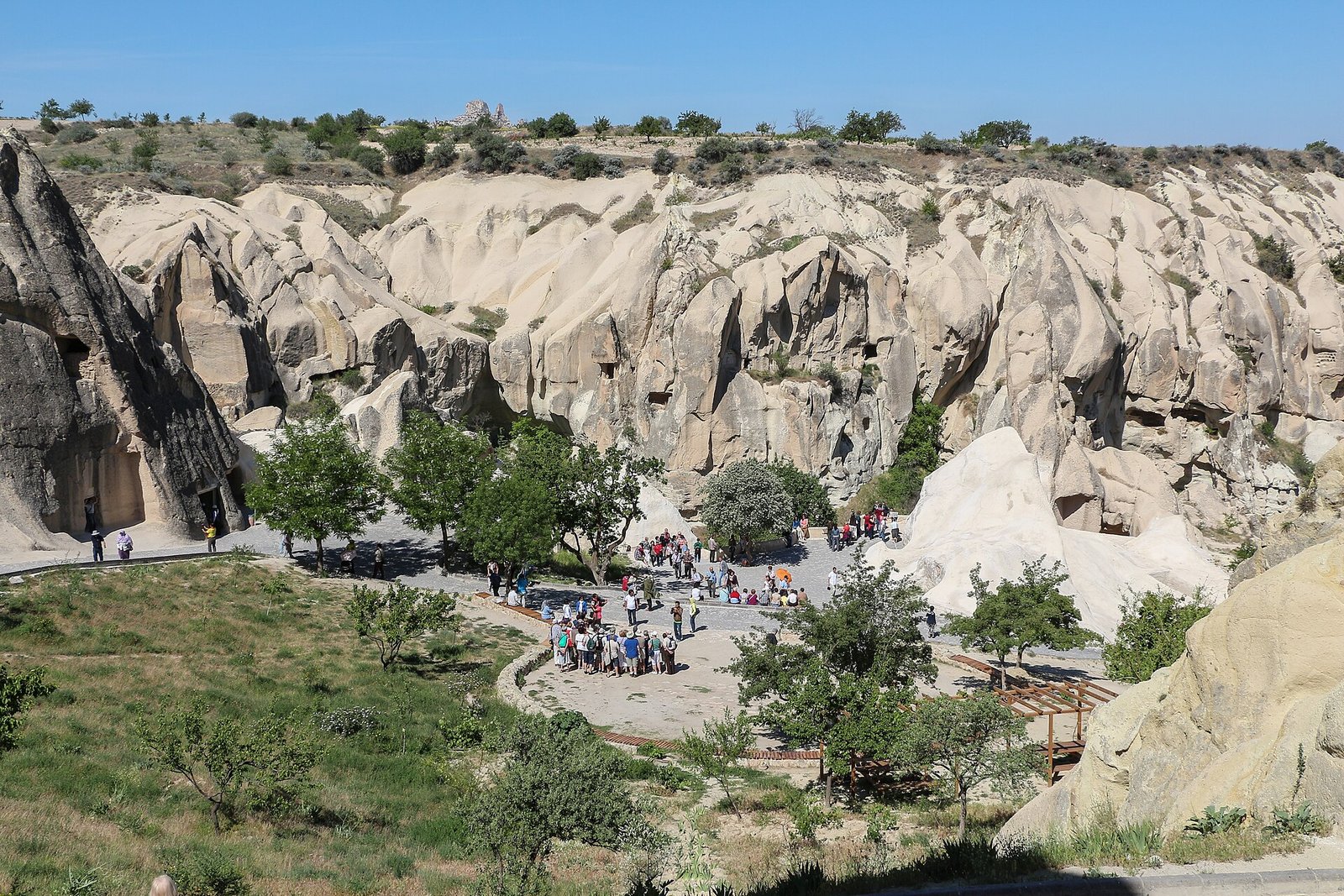 Uit rots gehouwen kerken en woningen in het openluchtmuseum van Goreme
