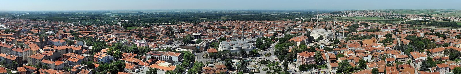 Vier slanke minaretten van de Selimiye-moskee boven de daken van Edirne