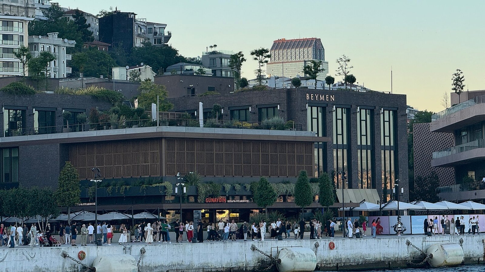 Cruiseschip afgemeerd langs de kade van Galataport in Istanbul