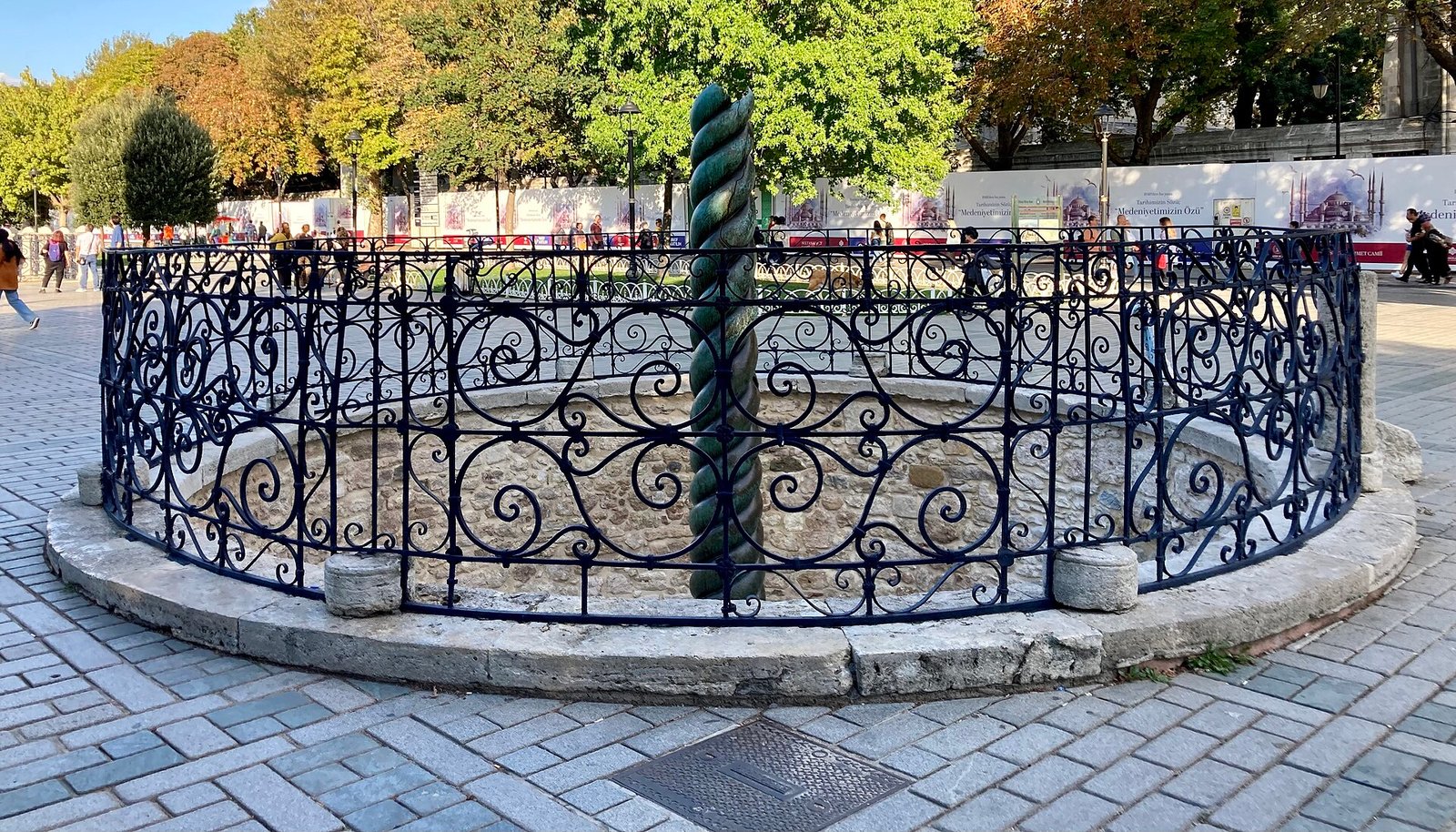 Bronzen slangenzuil verzonken in het plaveisel van het plein in Sultanahmet