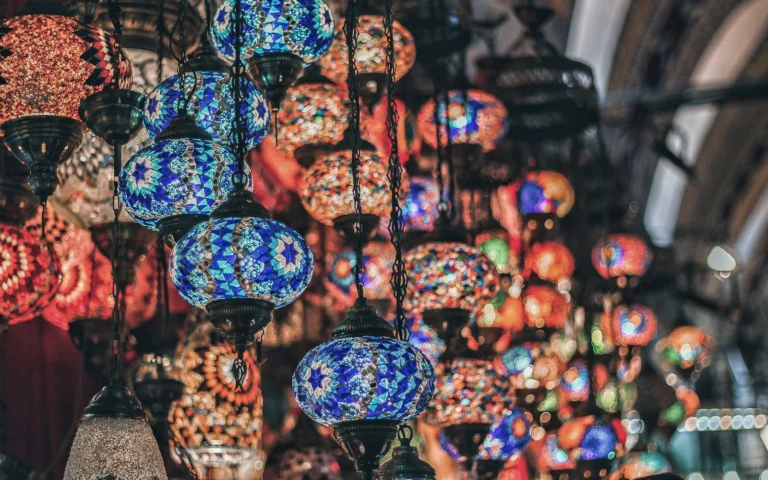 Kleurrijke lampen in een bazaar in Istanbul
