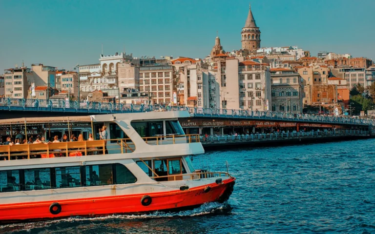 Rondvaartboot op de Bosporus bij Istanbul