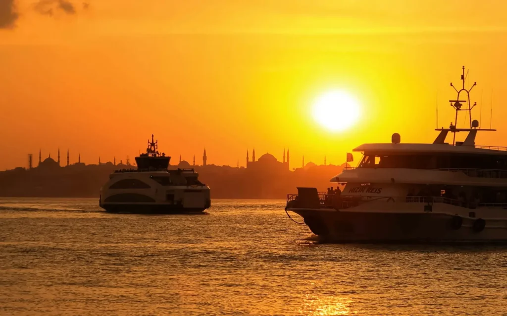 Boten op de Bosporus bij zonsondergang