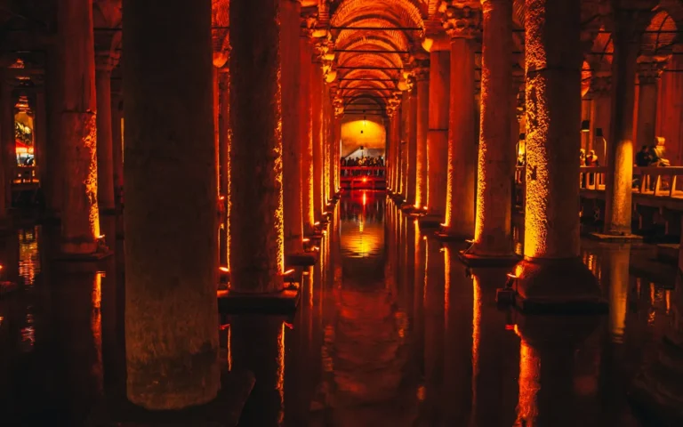 Verlichte zuilen in de Basilica Cisterne