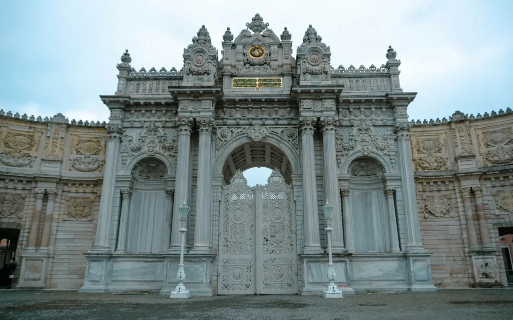 Poort van het Dolmabahçe-paleis