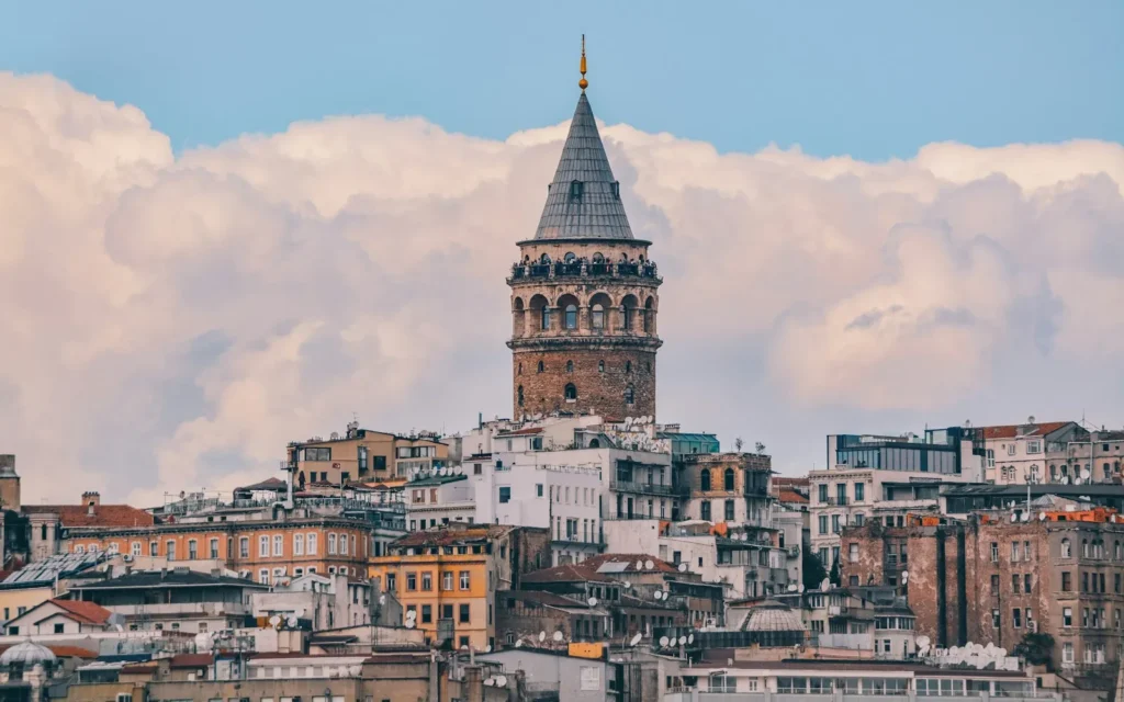 Galatatoren boven de daken van Beyoğlu