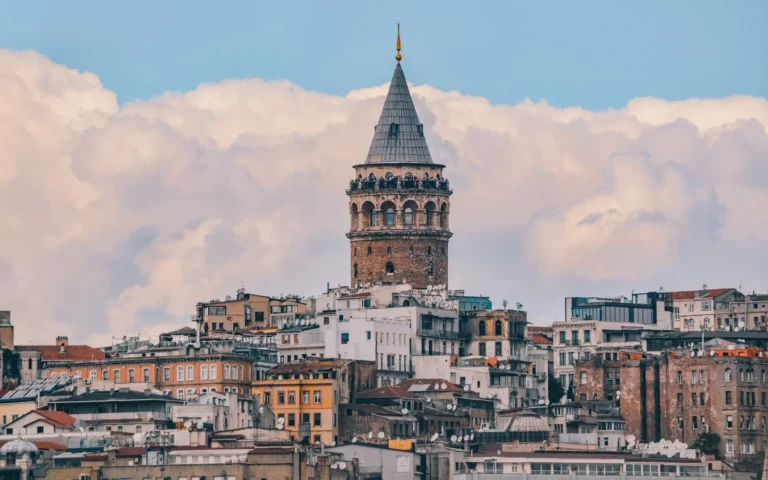 Galatatoren boven de daken van Beyoğlu