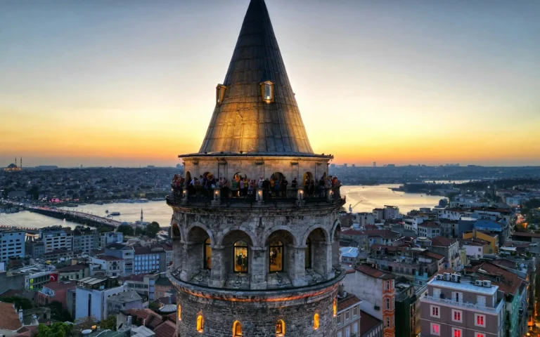 Galatatoren bij zonsondergang