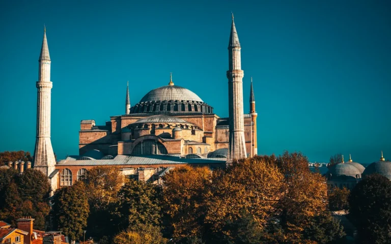 Hagia Sophia onder een blauwe lucht
