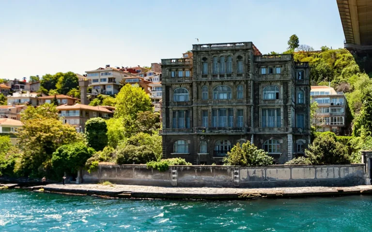 Historisch pand aan het water in Istanbul