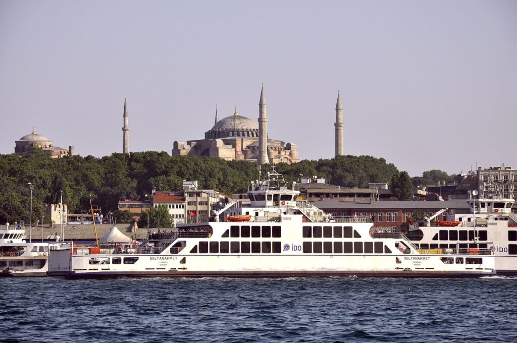 Historisch centrum van Istanbul met koepels en minaretten dicht bij elkaar