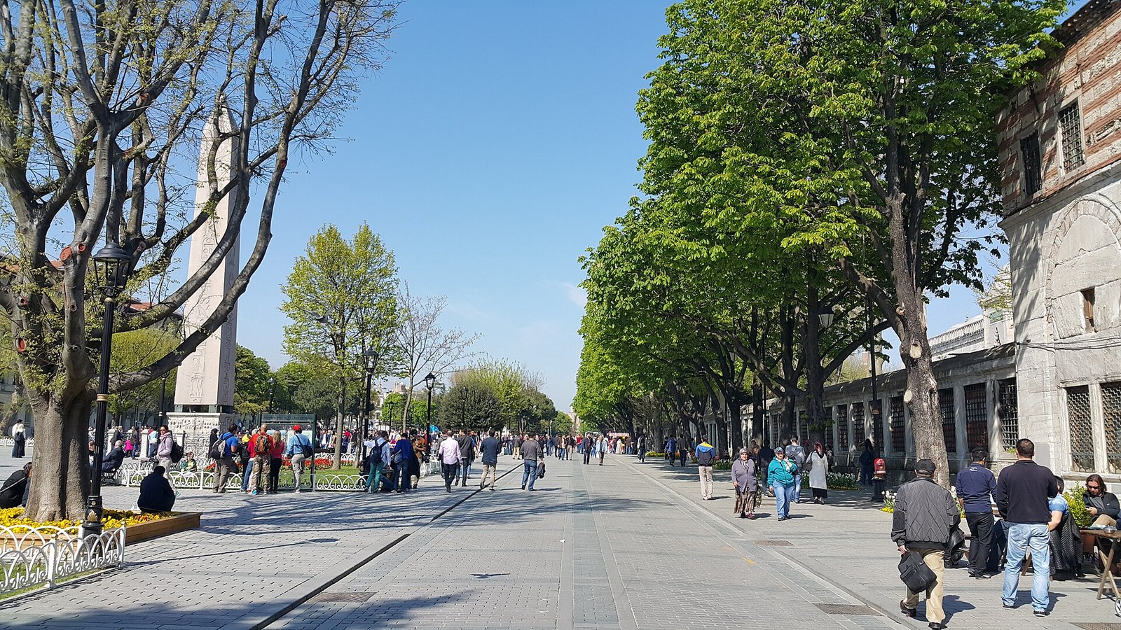Het Sultanahmetplein met de Blauwe Moskee en de Hagia Sophia