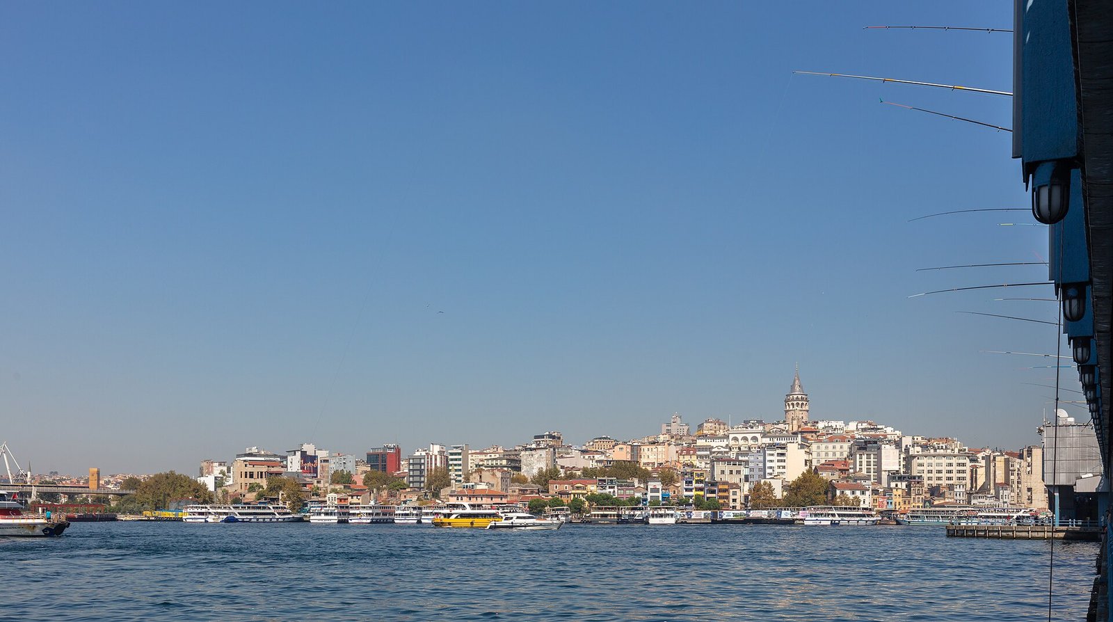 Een straat in Karakoy met cafes en oude pakhuizen