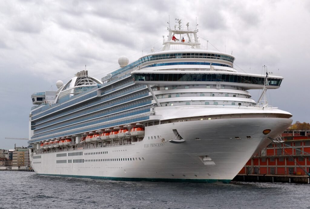 Passagiersboot vaart over de Bosporus langs de bebouwde oevers van Istanbul