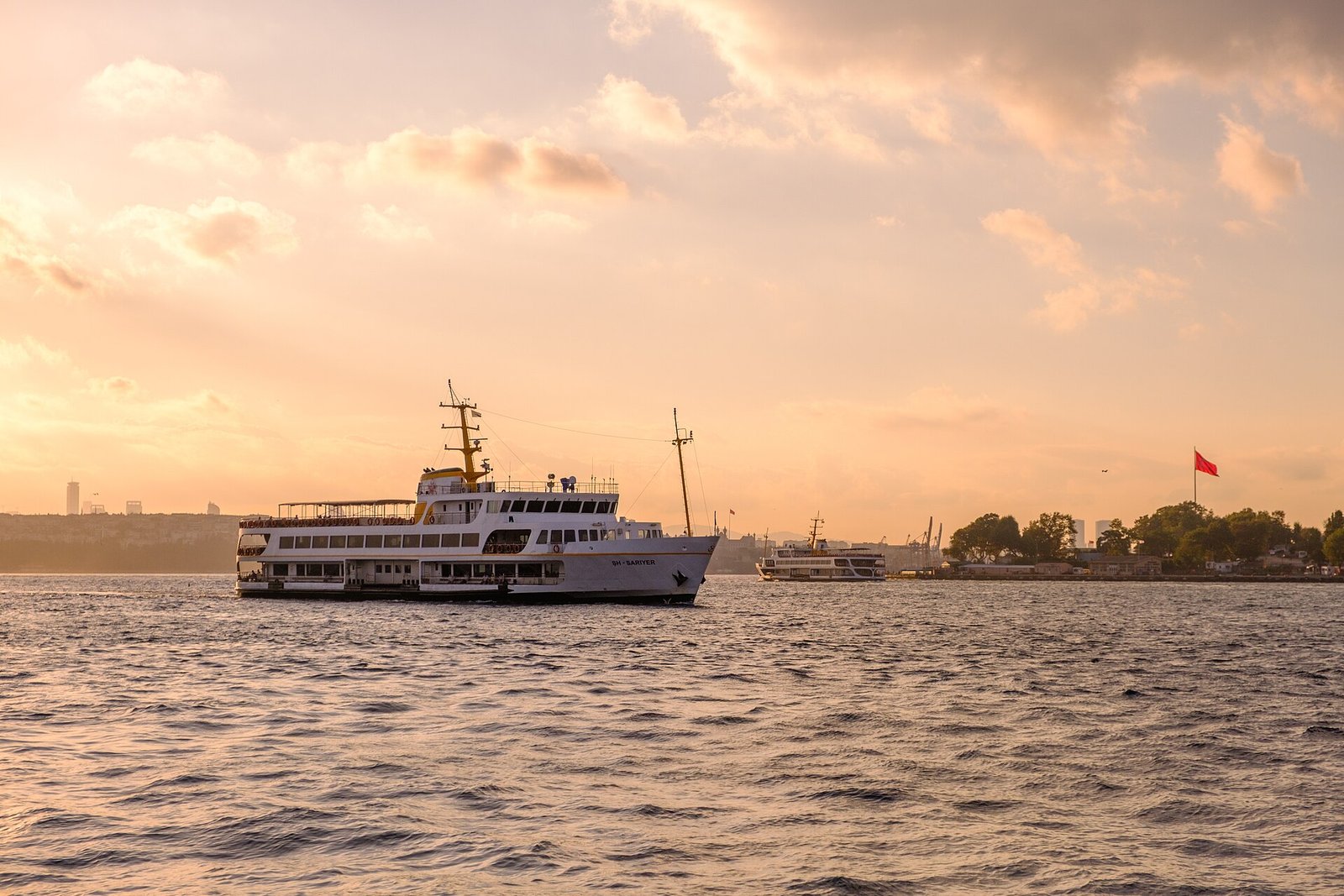 Een veerboot op de Bosporus met de skyline van Istanbul