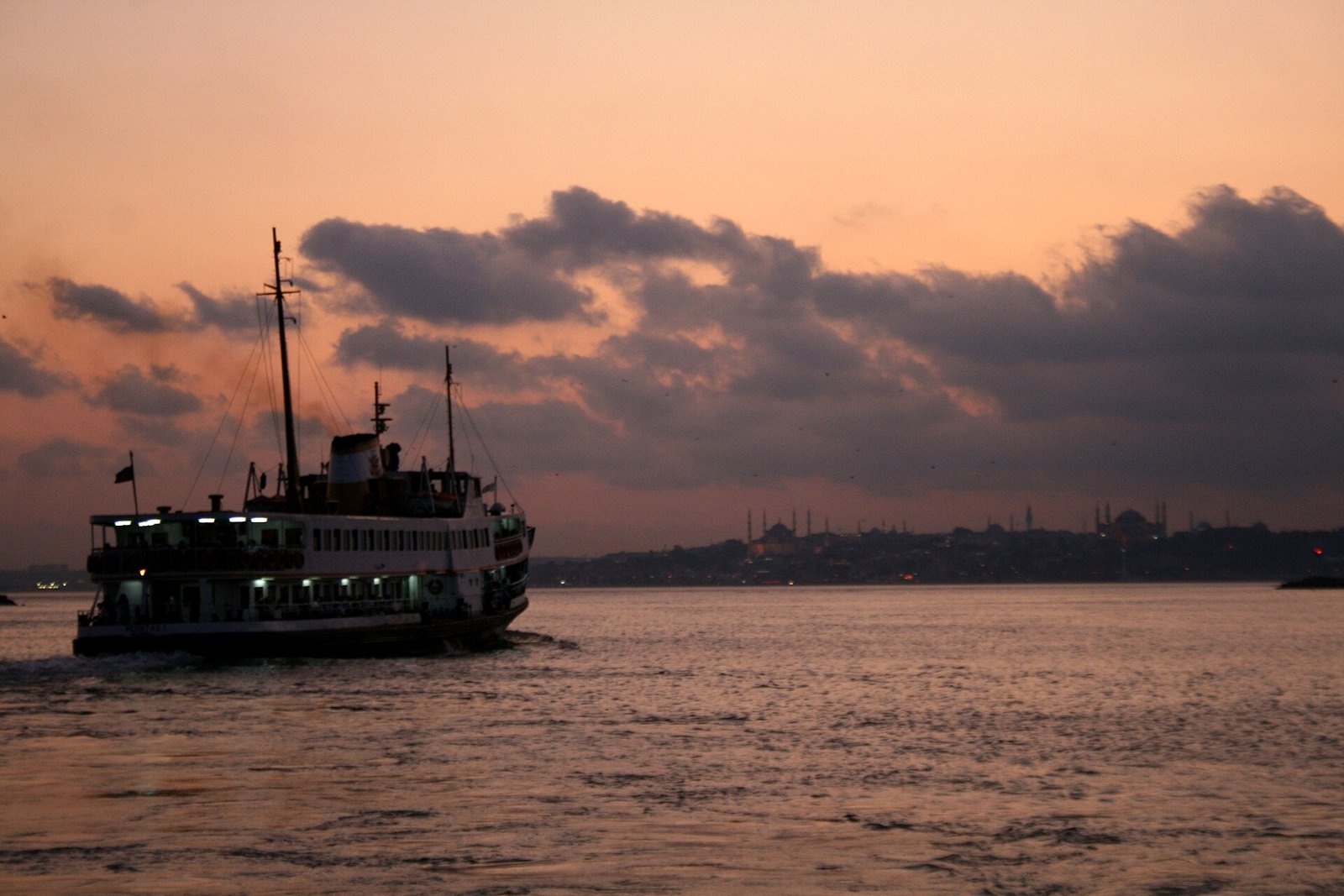 Zonnige dag aan de Bosporus met boten en mensen langs het water