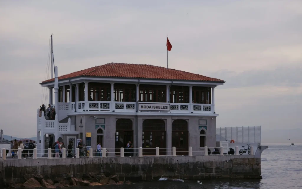 Aanlegsteiger aan het water in Moda, Kadıköy
