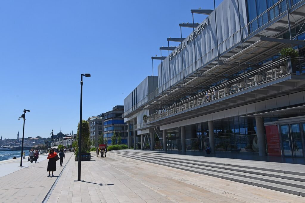 Het glazen museumgebouw van Istanbul Modern aan het water in Tophane