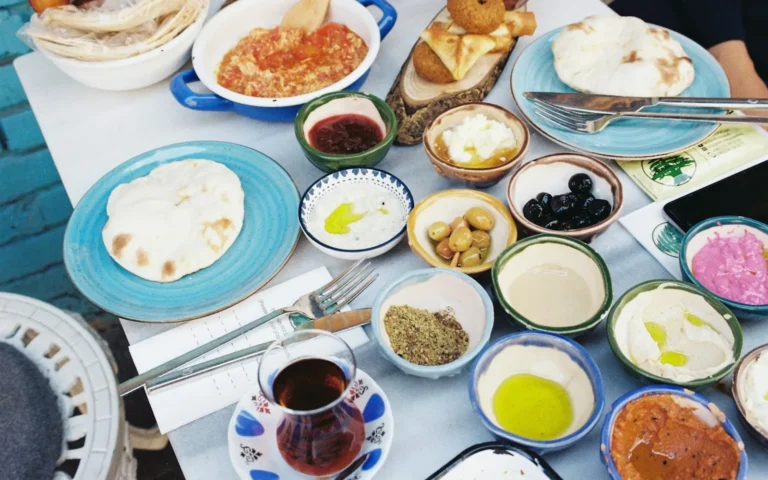 Uitgebreid Turks ontbijt met kleine schaaltjes