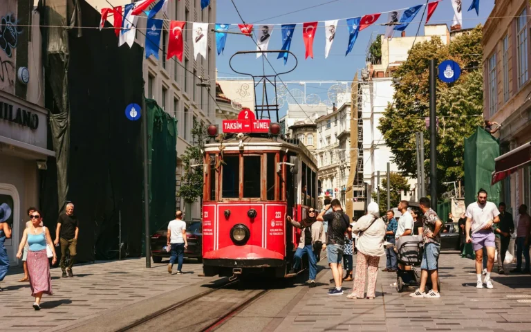 Rode historische tram op de İstiklal Caddesi