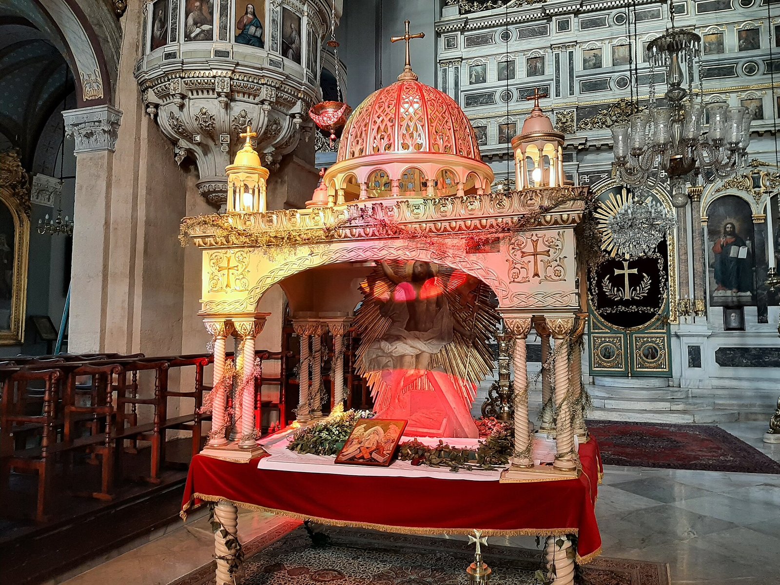 Interieur van de Grieks-orthodoxe Hagia Triada-kerk in Istanbul