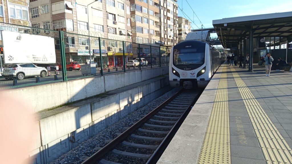 Trein staat aan het perron van een modern station in Istanbul