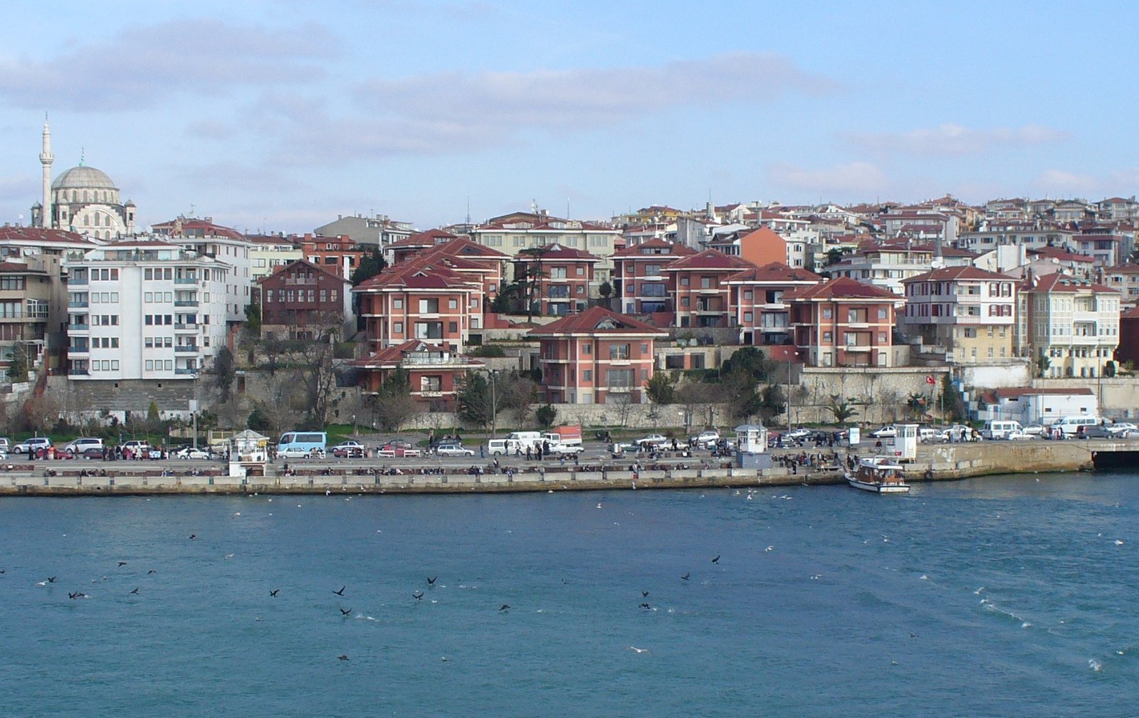 Bootje vaart vanaf de kade van Uskudar richting de toren in de Bosporus