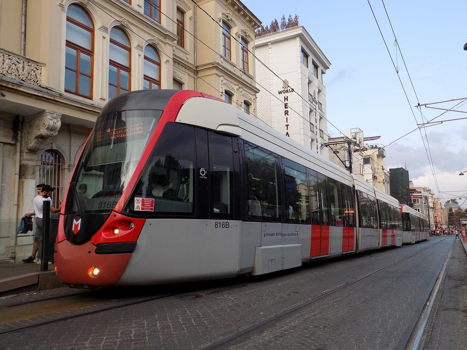 Moderne tram rijdt langs de historische gebouwen van Sultanahmet in Istanbul