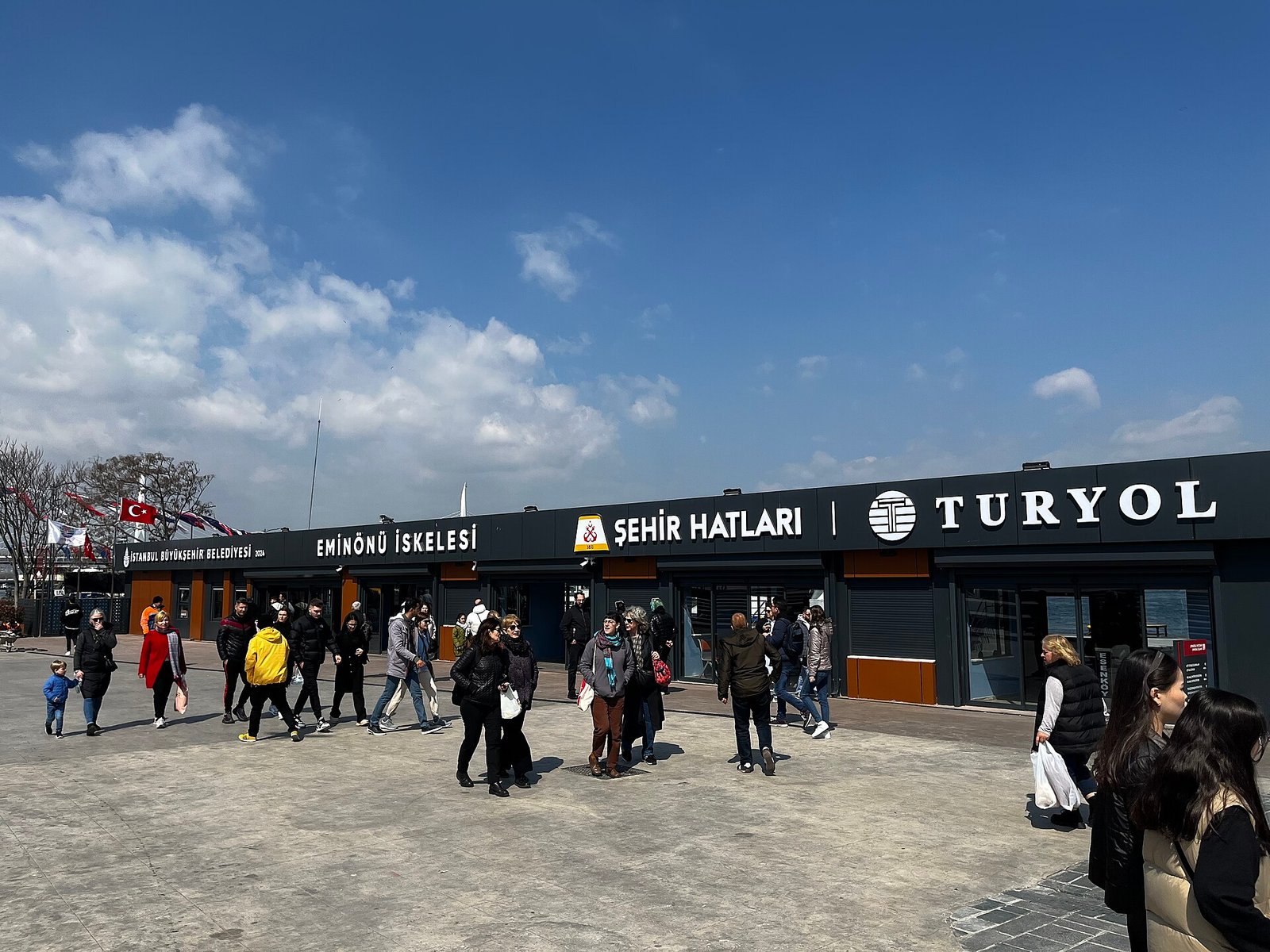 Veerboten liggen afgemeerd bij de drukke steigers van Eminonu in Istanbul