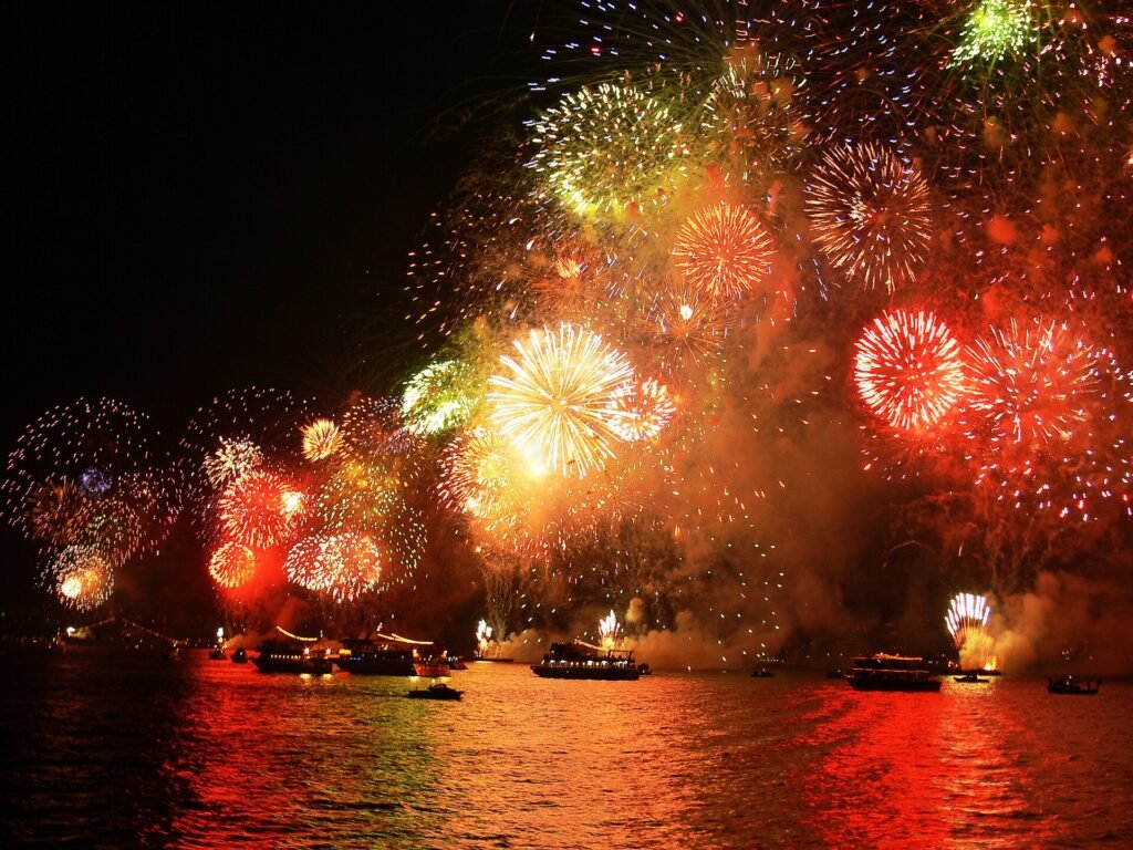 Vuurwerk boven de Bosporus in Istanbul
