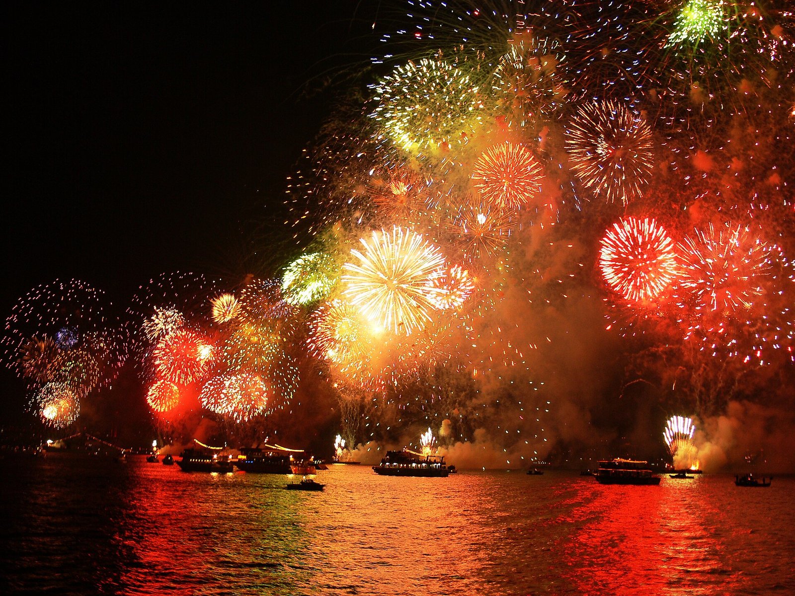Vuurwerk boven de Bosporus in Istanbul