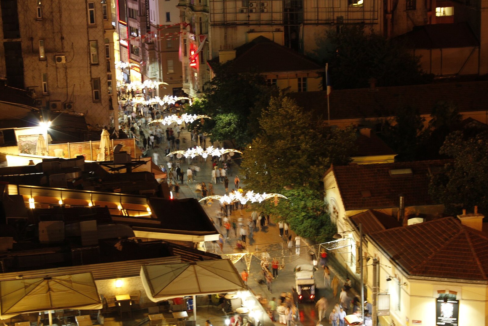Verlichte winkelstraat vol mensen op een koude winteravond in Istanbul