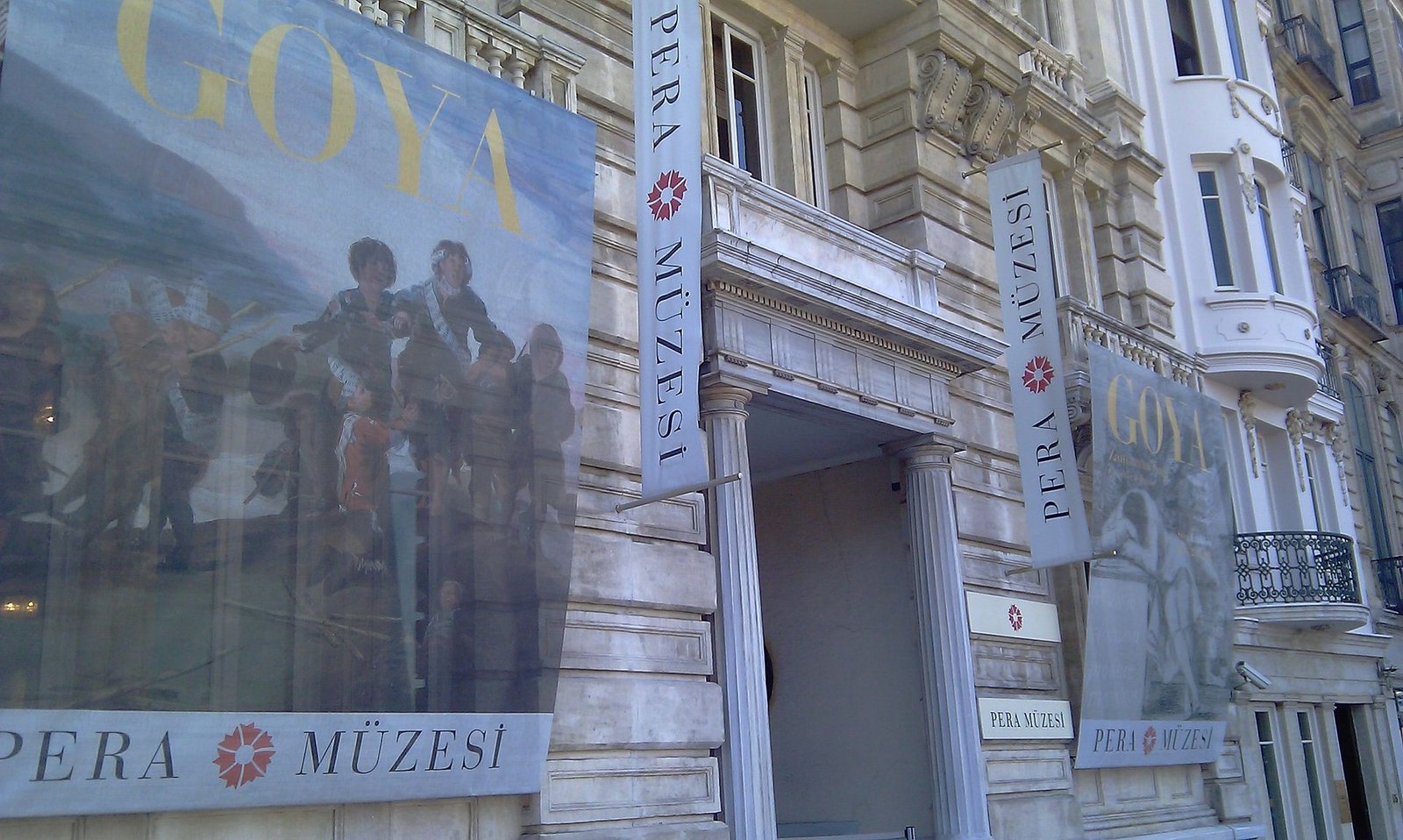 Neoklassieke gevel van het Pera Museum in de wijk Beyoglu, Istanbul