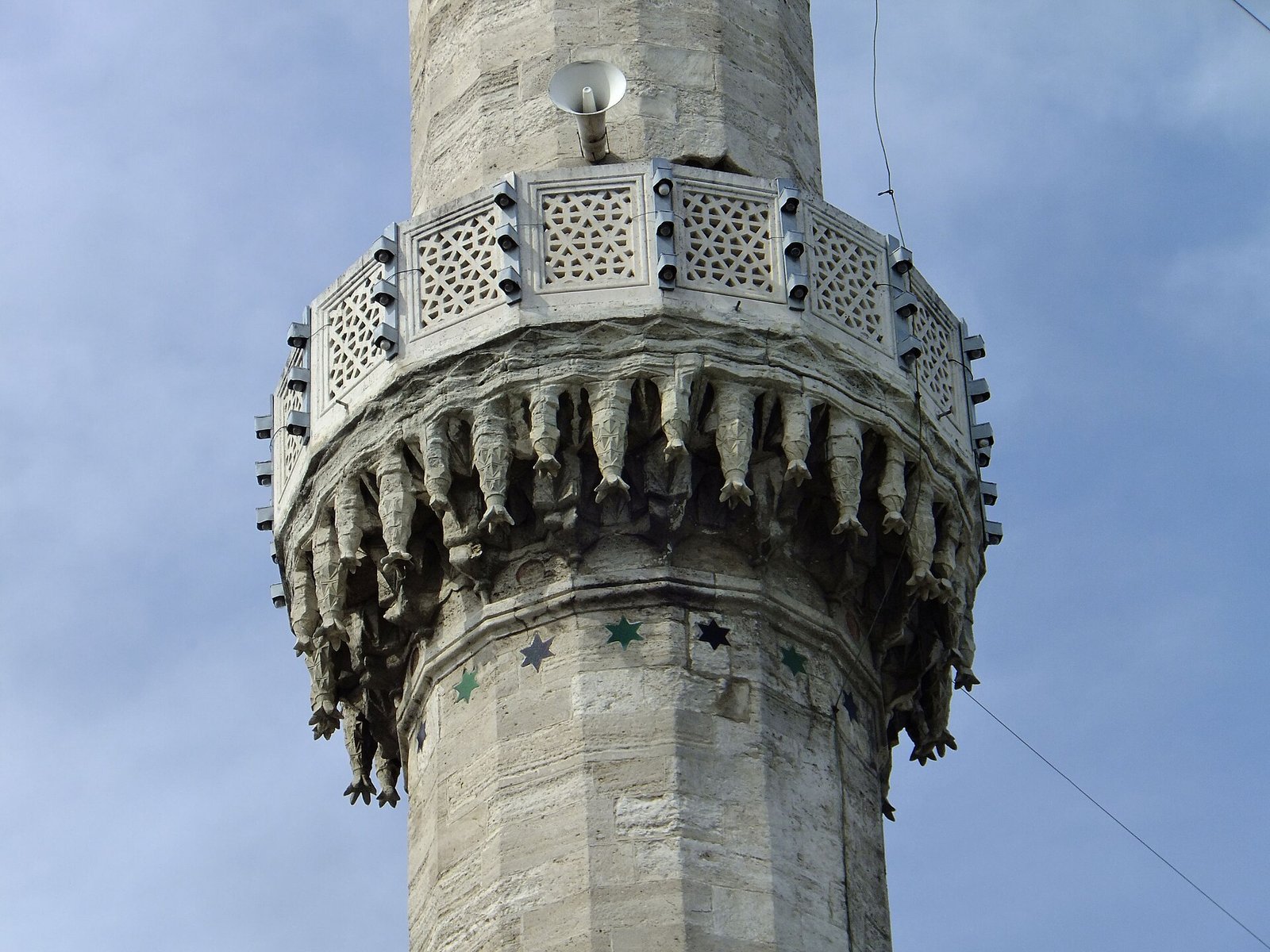 Binnenplaats van de Eyup Sultan-moskee met bezoekers in Istanbul