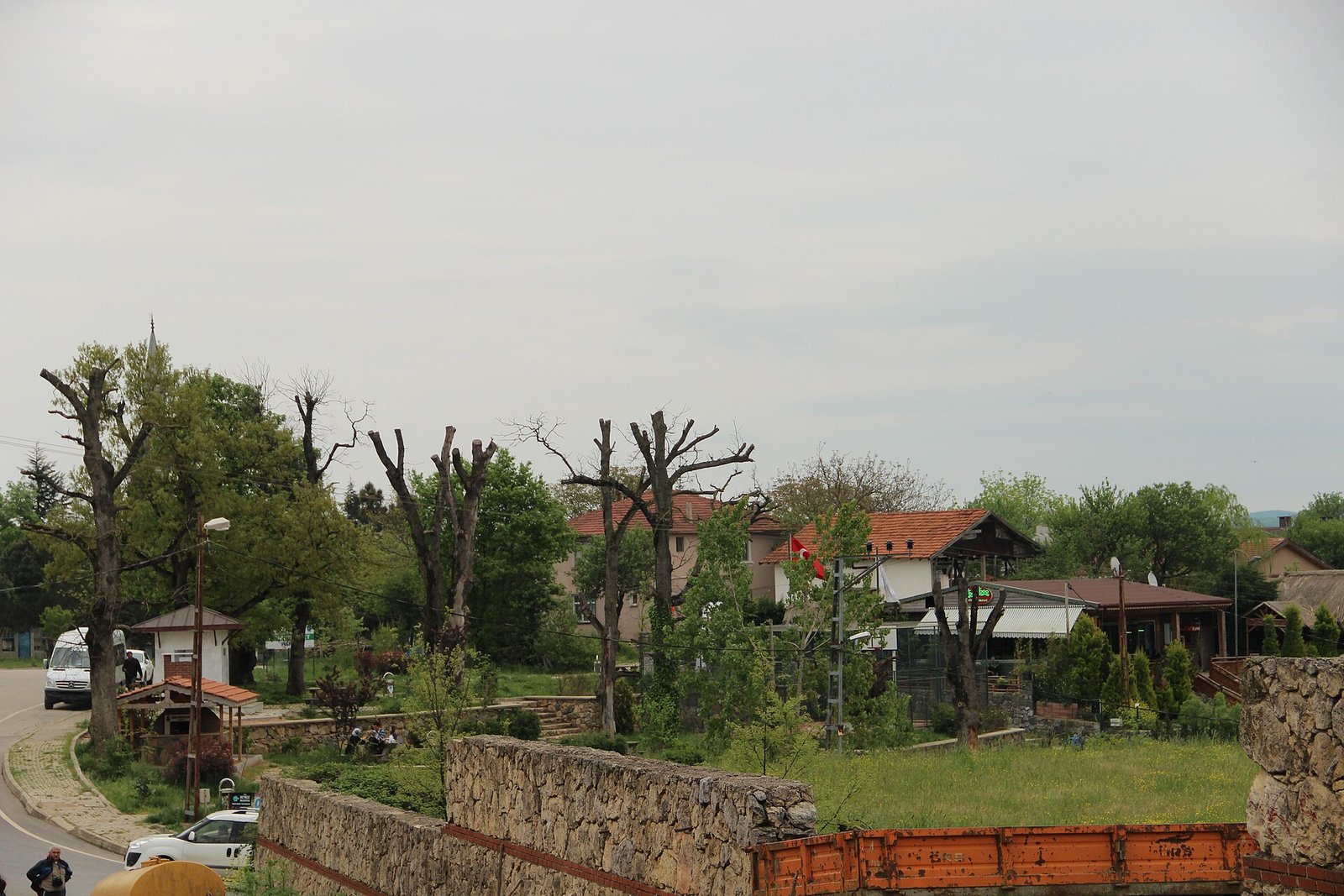 Houten huizen met grote tuinen in het dorp Polonezkoy bij Istanbul