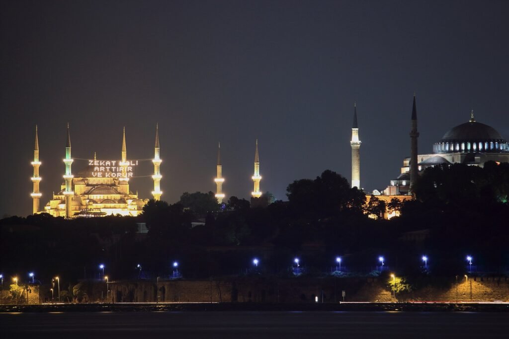 Lichtletters tussen de minaretten van een moskee tijdens ramadan in Istanbul