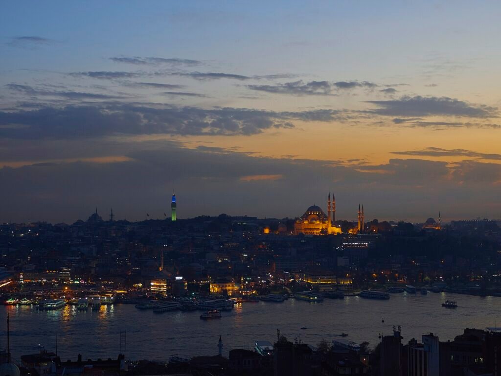 Uitzicht over het verlichte Istanbul in de avond